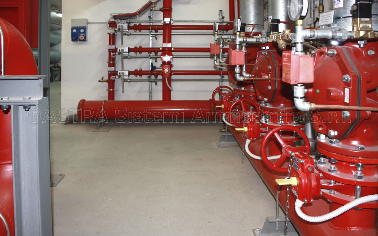 Stazione pompe e riserva idrica antincendio, unità schiuma e stazioni diluvio a servizio impianti schiuma alta espansione ad attivazione elettrica a protezione depositi
